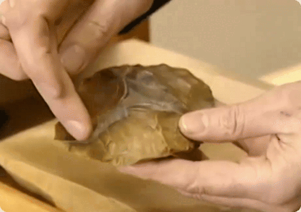 De Leemdijkbijl. Ad Wouters sloeg er een stuk af om het kleurverschil en het glansverschil aan te tonen op het getroffen gebied.